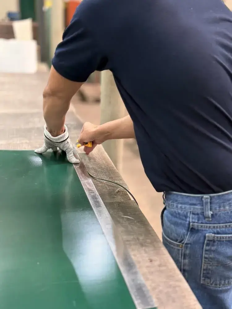 Técnico Warbel realizando inspección de cinta transportadora en planta — mantenimiento preventivo