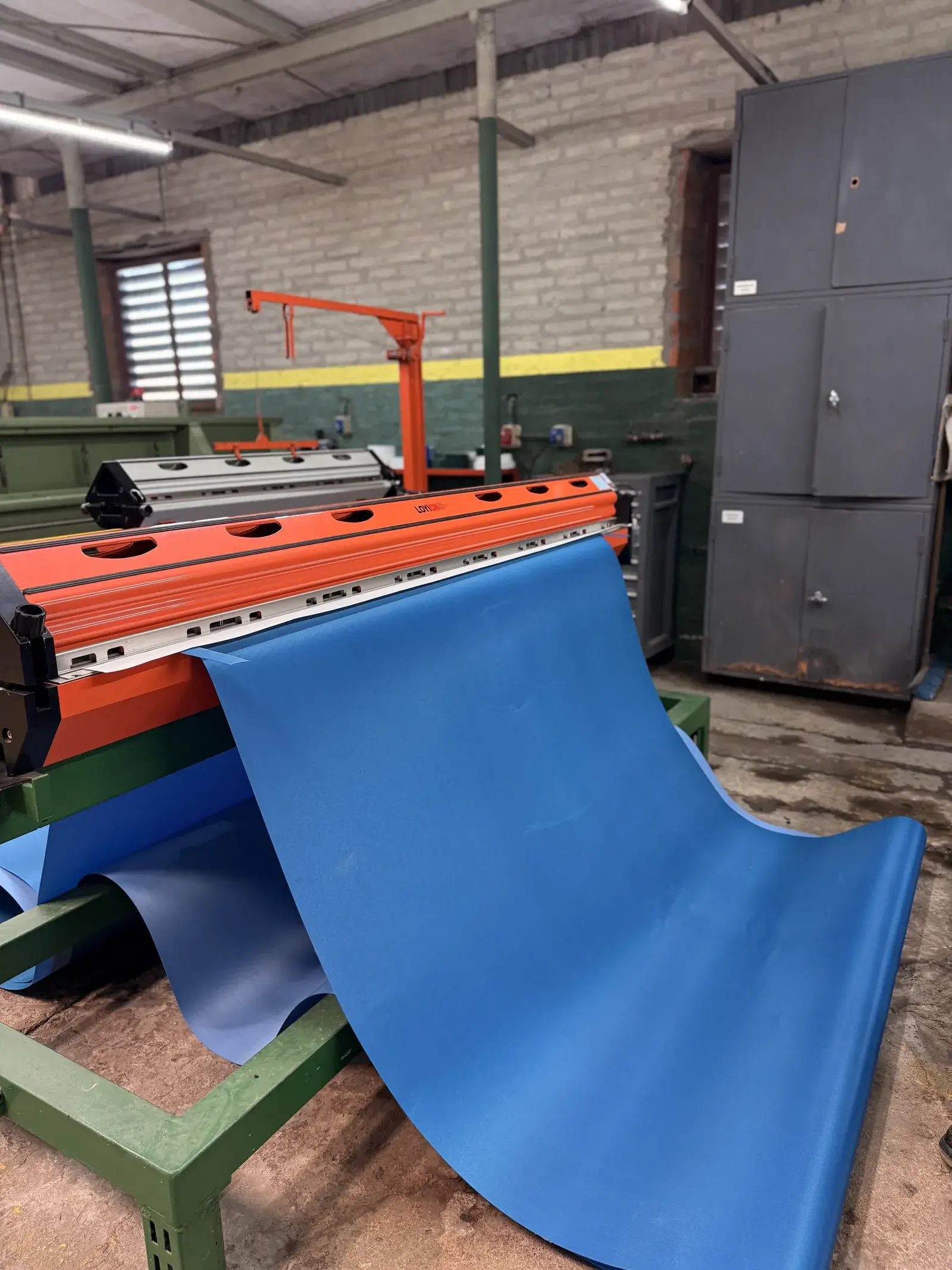 Prensa vulcanizadora Warbel procesando cinta PVC — empalme en caliente en taller hub Resistencia